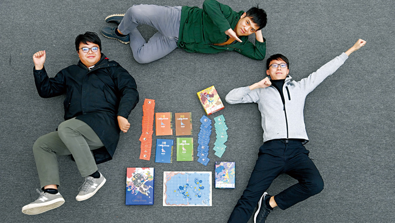 「不插電」學程式，是程式老爹團隊成員徐煊博（上）、柳昱謙（左）、高新翰（右）設計桌遊的核心理念。